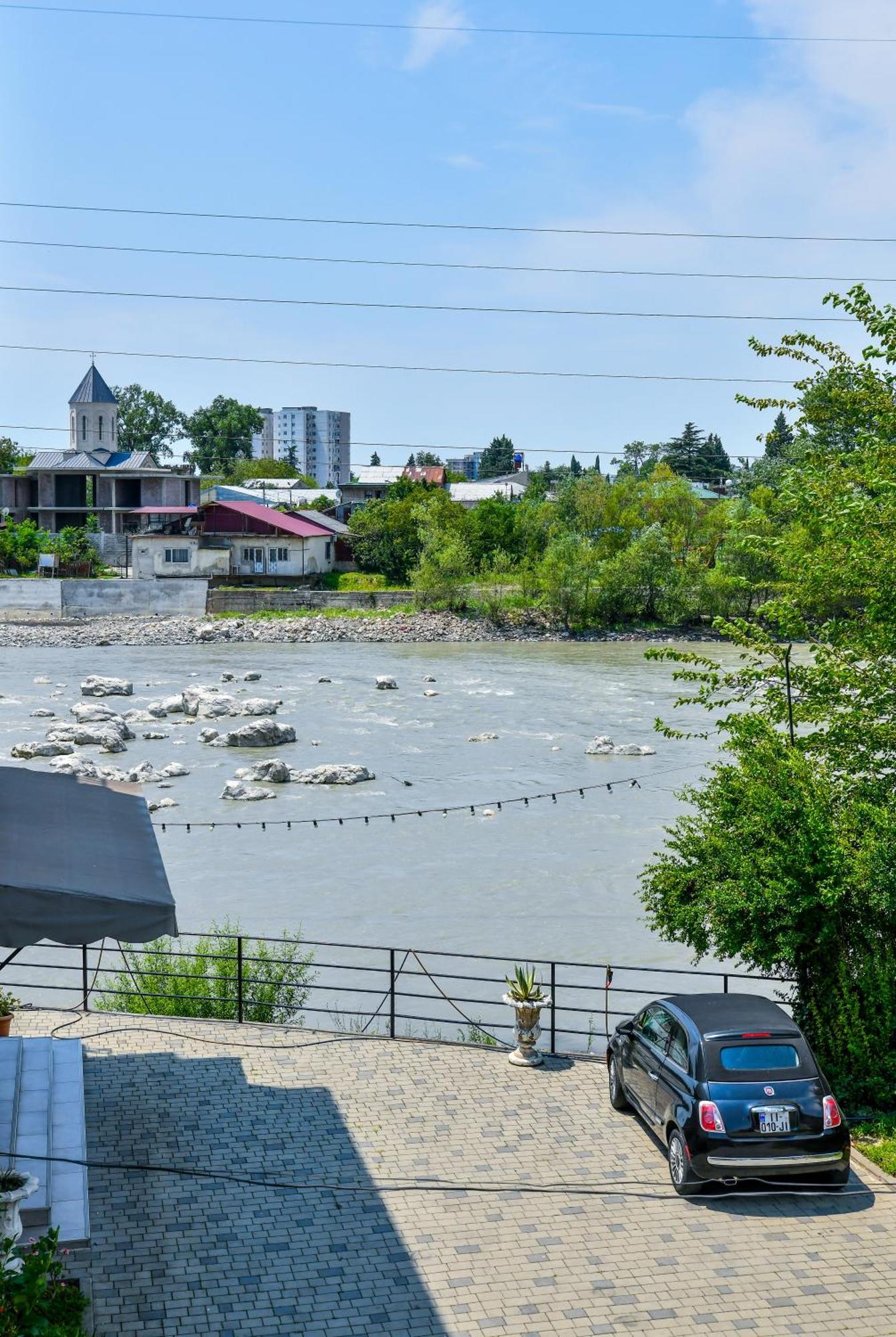 Just Inn Kutaisi Exteriör bild