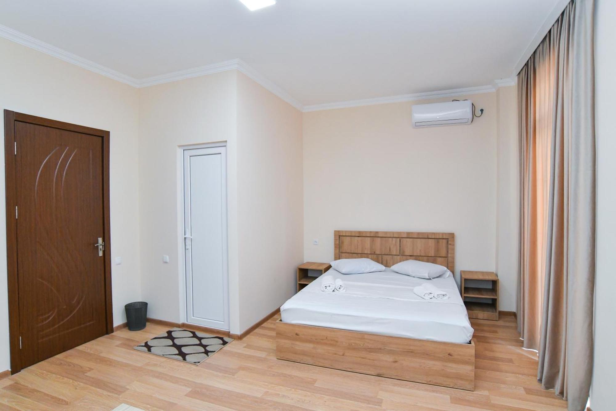 Just Inn Kutaisi Exteriör bild