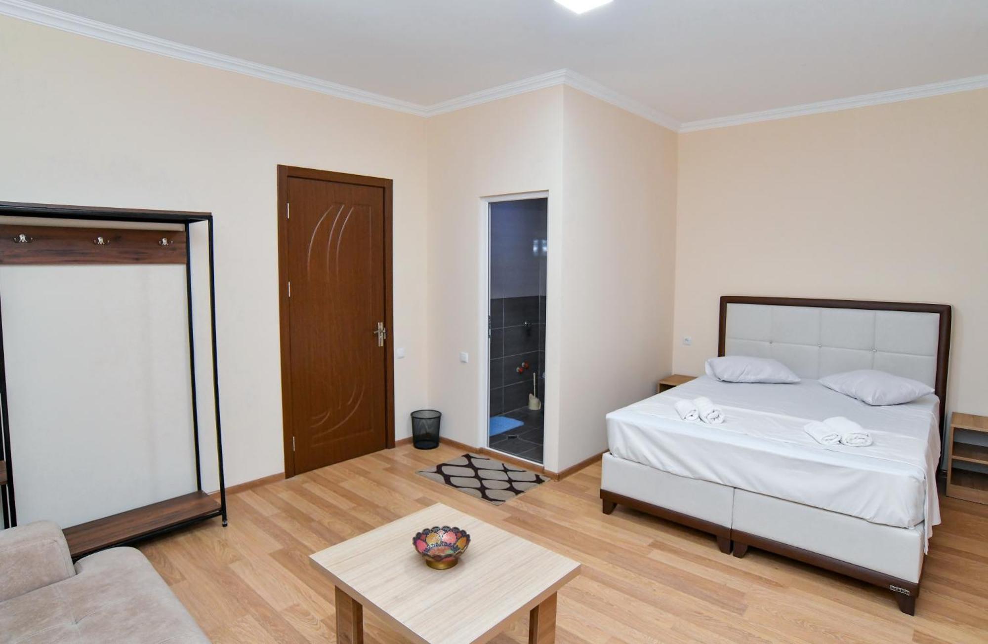 Just Inn Kutaisi Exteriör bild