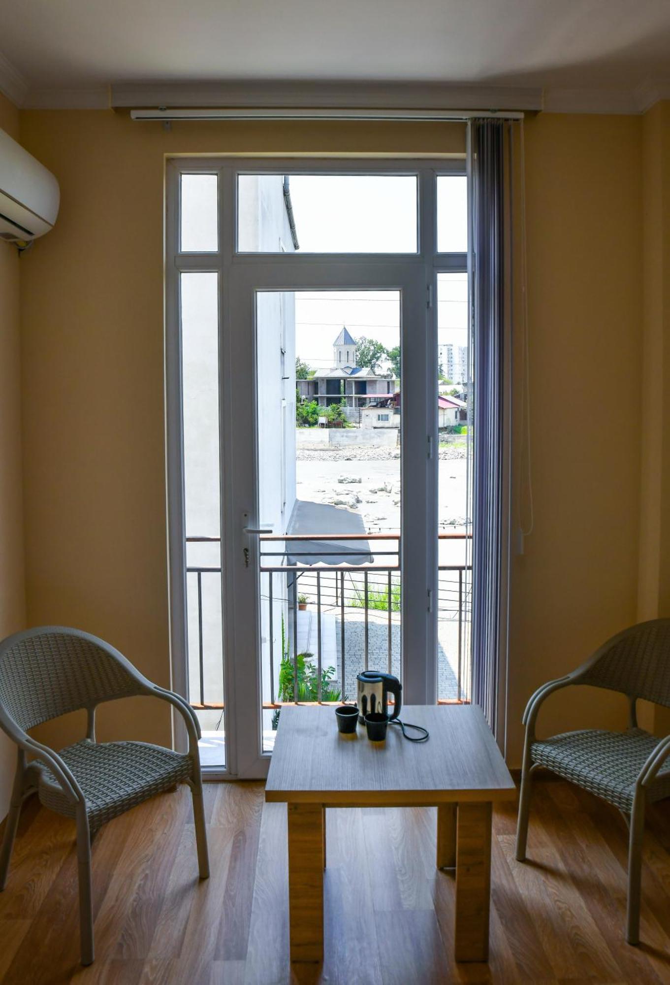 Just Inn Kutaisi Exteriör bild
